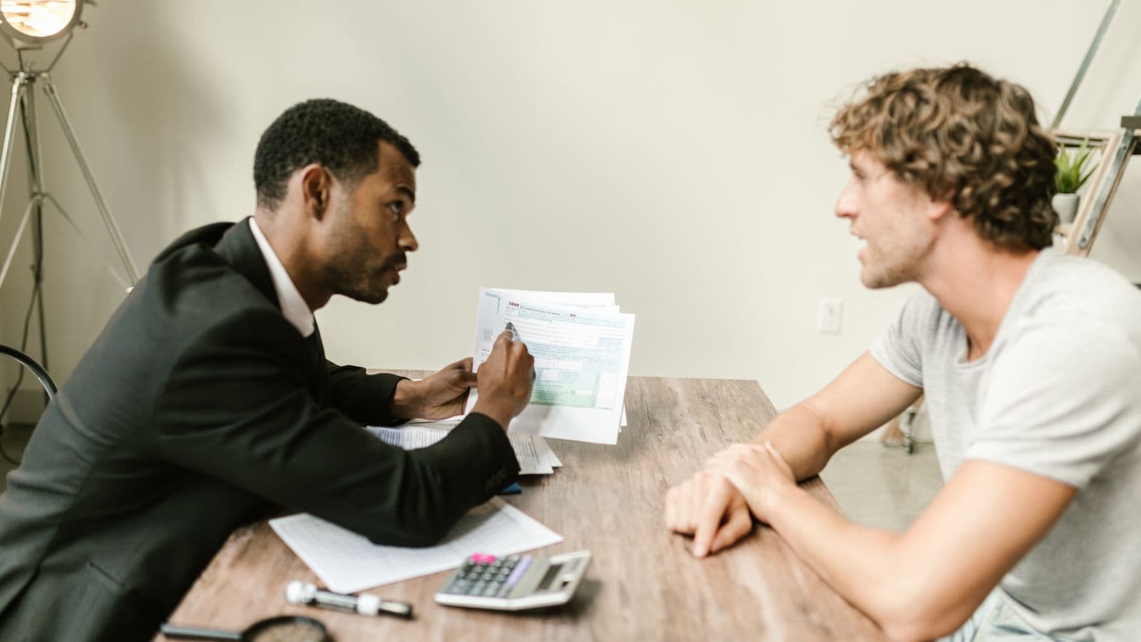 Un conseiller financier présente des documents à un client