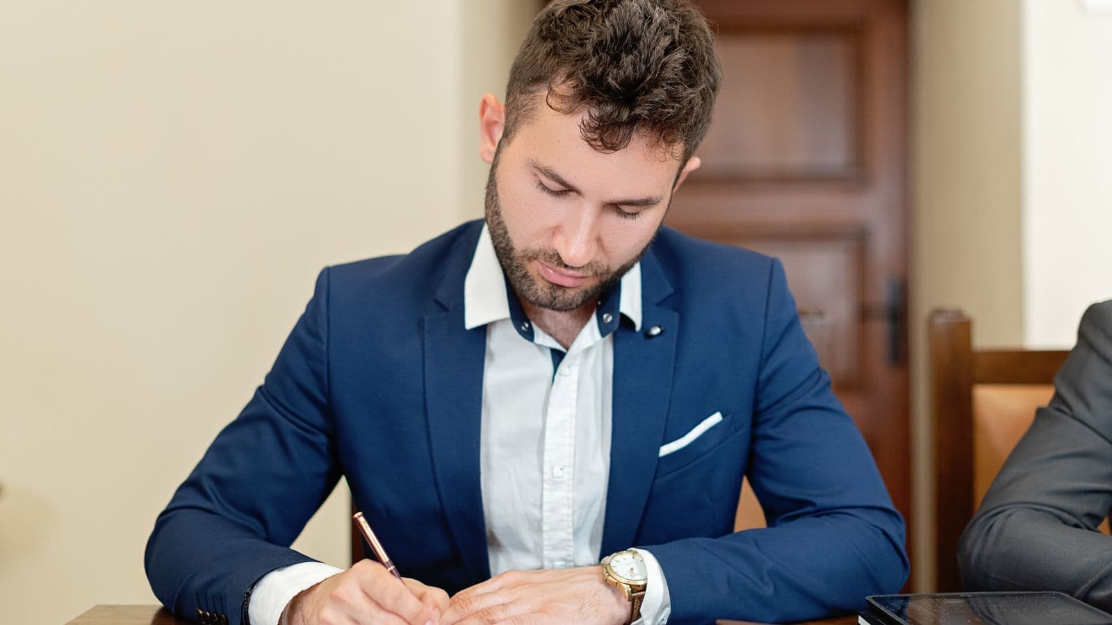 Un dirigeant signe un document à son bureau
