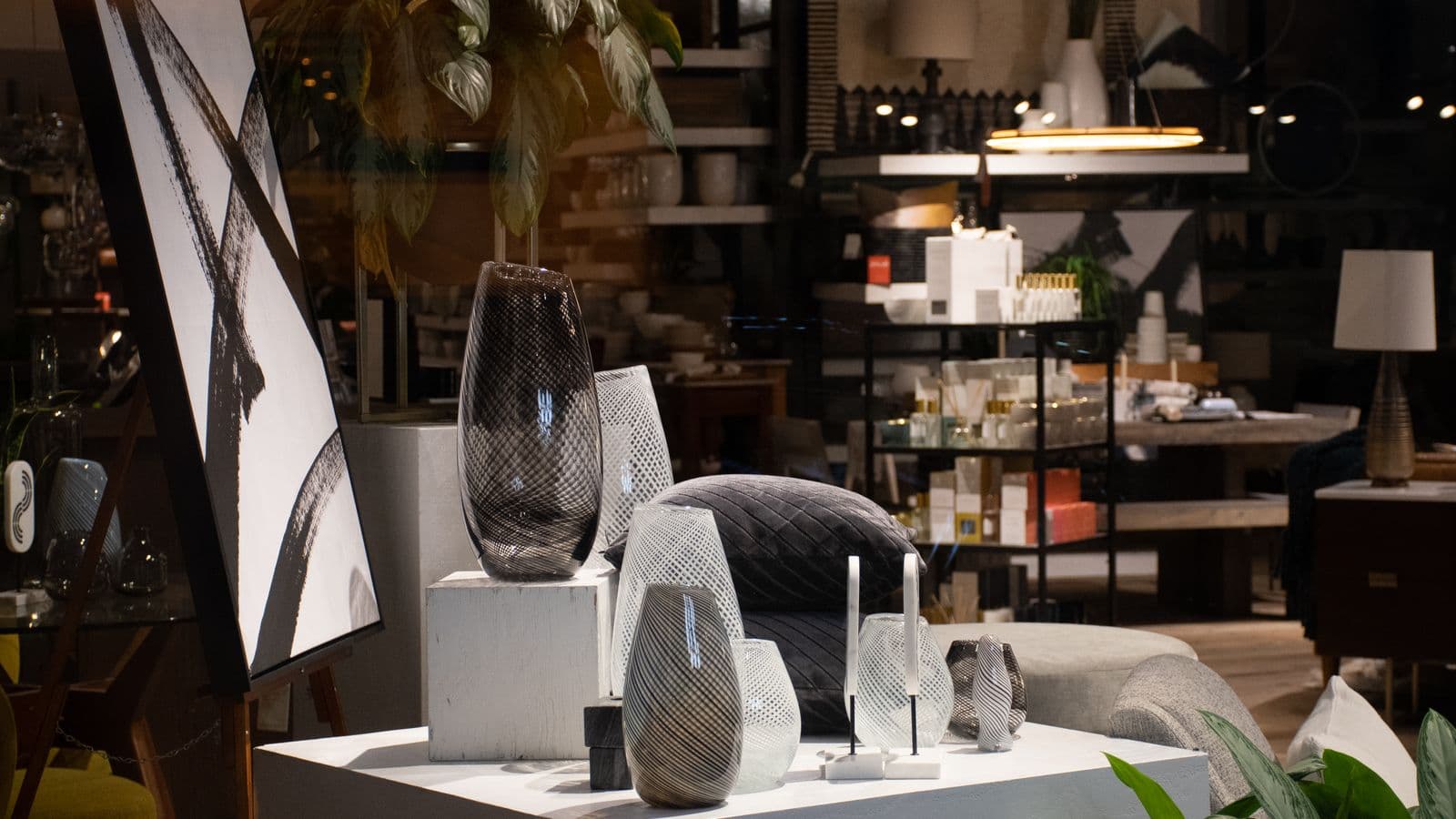 Des vases en verre exposés dans une boutique de décoration